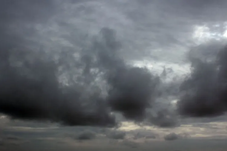 Ploile pun stăpânire pe Cluj! După zilele caniculare, meteorologii anunță o zi cu cer acoperit și averse. Când revine vremea de vară