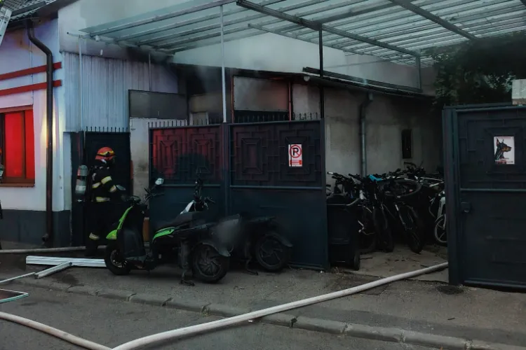 Incendiu de amploare în Cluj: Un garaj plin cu biciclete electrice și acumulatori a luat foc. Flăcările amenințau un supermarket. Clienții s-au autoevacuat