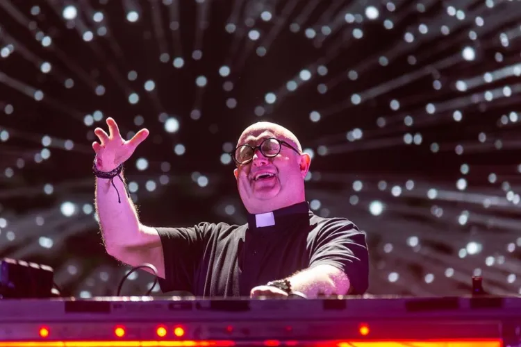 Padre Guilherme vine la UNTOLD! Preotul care a cucerit milioane de oameni cu show-urile spectaculoase urcă pe scena celui mai mare festival din țară
