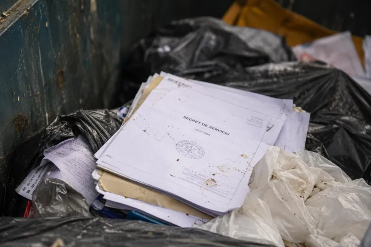 Un maior a uitat într-un apartament documente clasificate „secret de serviciu”. Au fost găsite la gunoi de o primărie. Judecătorii clujeni l-au iertat!
