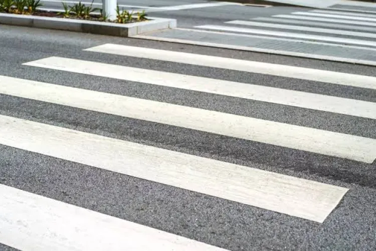 Trecerea de pietoni fantomă din Cluj-Napoca încurcă turiștii: marcajele au dispărut, dar oamenii traversează în continuare pe Traian Vuia