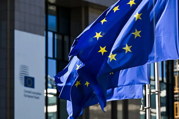 Românii care muncesc în alte țări din UE vor avea reguli mai clare pentru șomaj, pensii și alte beneficii sociale. Parlamentul European a aprobat normele