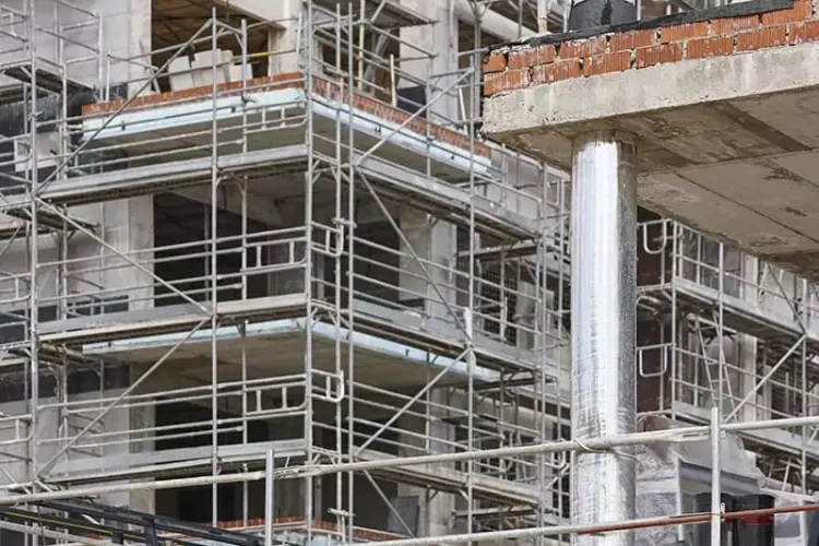 Un nou imobil cu locuințe, spații comerciale și parcări subterane ar putea fi construit în zona centrală a Clujului. Unii vecini au protestat
