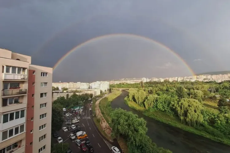 VIDEO. Curcubeu spectaculos pe cerul Clujului după ploaia de seară. Imaginile au atras privirile clujenilor, impresionați de „bijuteria” de pe cer
