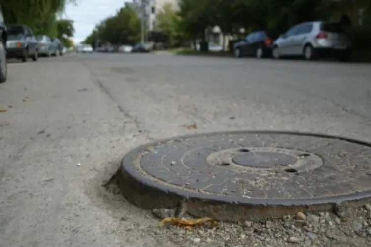 Pericol chiar în centrul Clujului! O groapă apărută pe trecerea de pietoni din fața Prefecturii îi pune în pericol pe oameni
