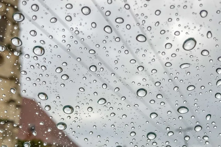 Ploi torențiale, vijelii și grindină lovesc Clujul! Meteorologii avertizează că vremea se schimbă radical, iar temperaturile scad brusc