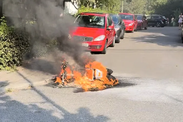 VIDEO. Incendiu pe o stradă din Cluj-Napoca! Un scuter a luat foc în mijlocul străzii: Pompierii au intervenit de urgență