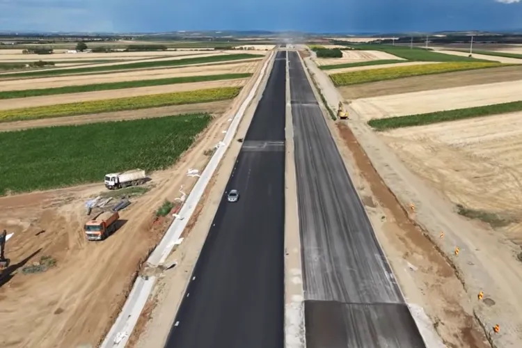 Autostrada Transilvania ar putea aduce o surpriză uriașă până la finalul anului. Șanse mari să circulăm de la granița cu Ungaria până în decembrie
