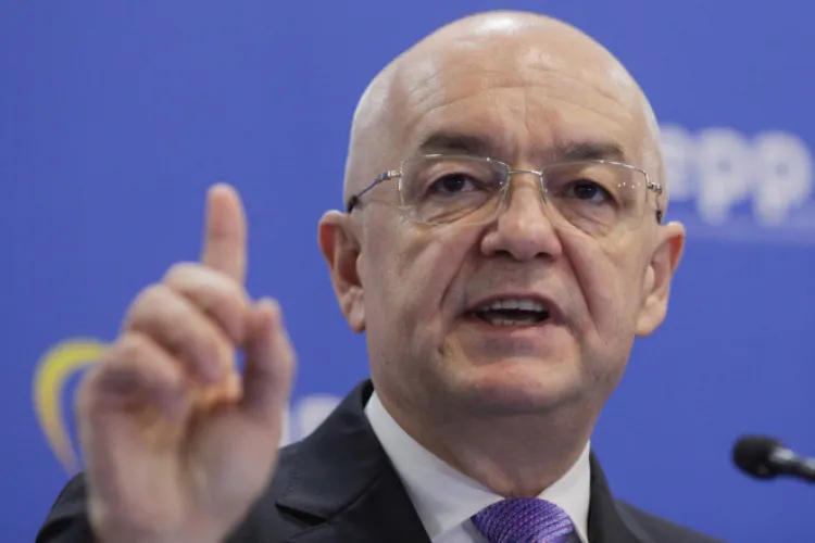Emil Boc îi desființează pe responsabilii organizării Bacalaureatului din Cluj, după ce elevii au suferit din cauza caniculei: „O dovadă de incompetență”