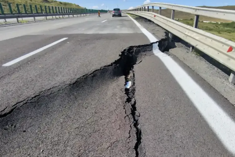 Craterul de pe Autostrada A10 se extinde: DRDP Cluj anunță lucrări de urgență chiar de marți pe sectorul afectat de instabilitatea terenului