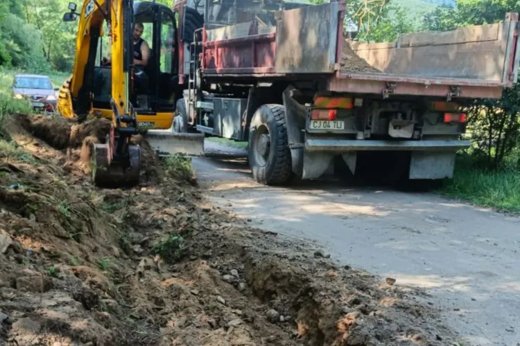 Drumul uitat dintre Cluj și Sălaj intră în șantier! Consiliul Județean a început lucrările pe DJ 103C, ruta care leagă Negreni de limita județului