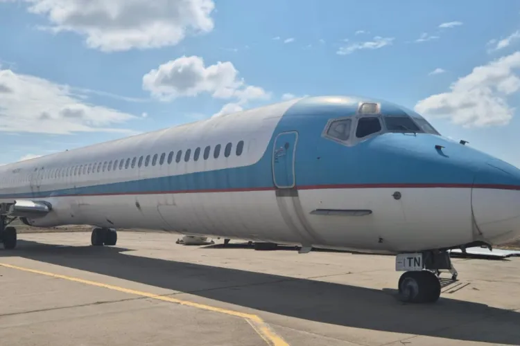 VIDEO. Cum arată și la ce va fi folosit avionul care a „aterizat” azi-noapte pe strada Traian Vuia din Cluj și a blocat traficul. Are o poveste interesantă