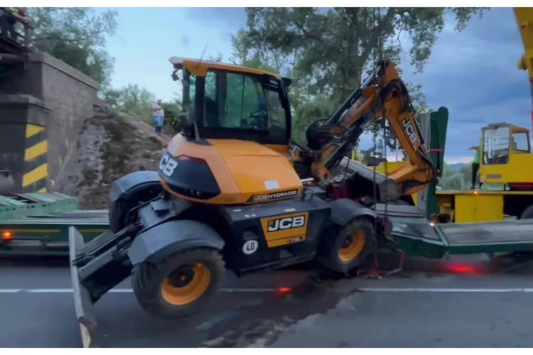 FOTO. Trafic blocat complet după ce un autotren cu buldoexcavator a lovit un limitator de înălțime