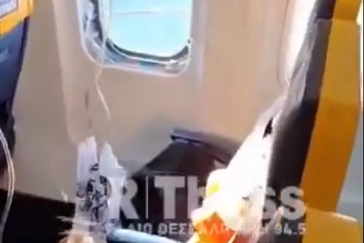 VIDEO. Momente cumplite la bordul unui avion Ryanair. Un pasager ar fi fost parțial aspirat prin hubloul spart: „Capul și umerii îi erau în afară!”