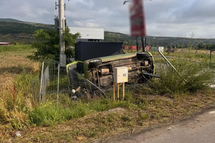 Încă un șofer s-a urcat beat mort la volan și a produs un accident. S-a întâmplat în Mihai Viteazu, județul Cluj. O femeie de 77 de ani a fost și ea rănită