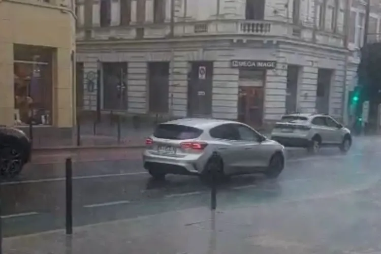Ploaia torențială a dat peste cap Clujul în doar câteva minute! Tarifele Bolt și Uber au explodat: aproape 90 de lei pentru o cursă spre Florești