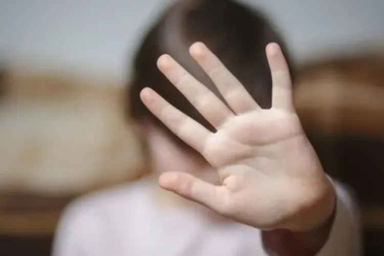Caz șocant! Un adolescent de 16 ani, arestat după ce ar fi încercat să-și abuzeze verișorul de 9 ani