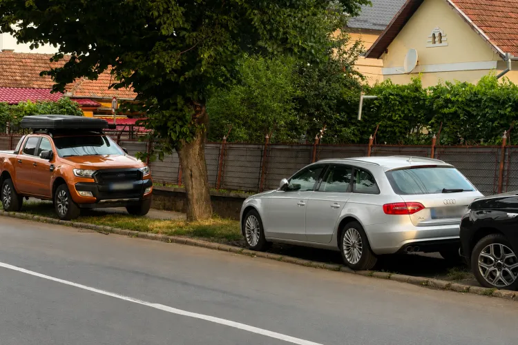 Spațiul verde, transformat în loc de parcare într-un cartier din Cluj-Napoca