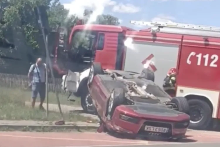 VIDEO. Accident în Cluj! O mașină s-a răsturnat pe un drum: Echipele de intervenție sunt la fața locului, doi oameni evaluați medical