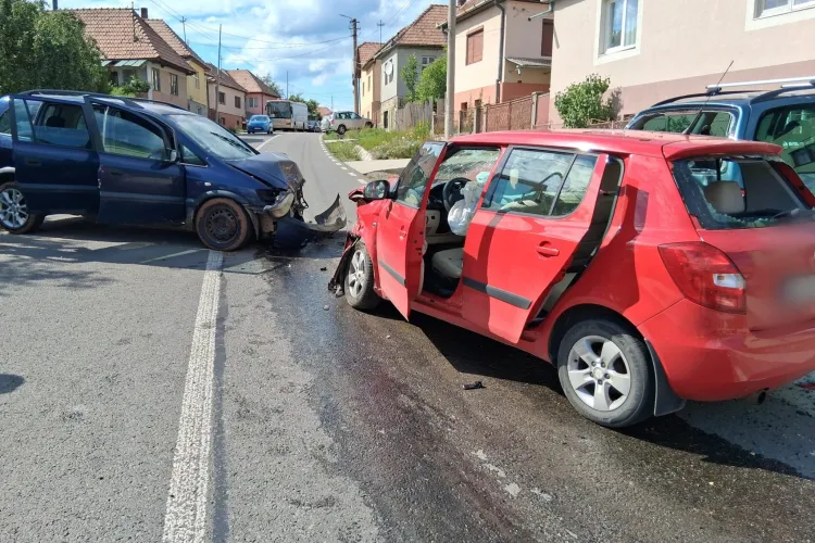 Accident Cluj: Patru persoane au fost rănite în urma impactului dintre trei mașini. O fetiță de 8 ani, două femei și un bărbat, duși de urgență la spital