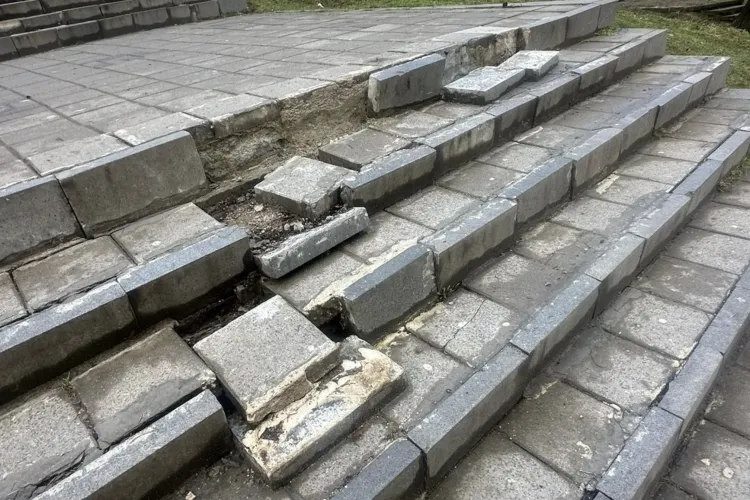 Scările de pe Cetățuie, o capcană reală pentru clujeni: „reparațiile” făcute acum câteva săptămâni s-au dus deja pe apa sâmbetei, spun locuitorii