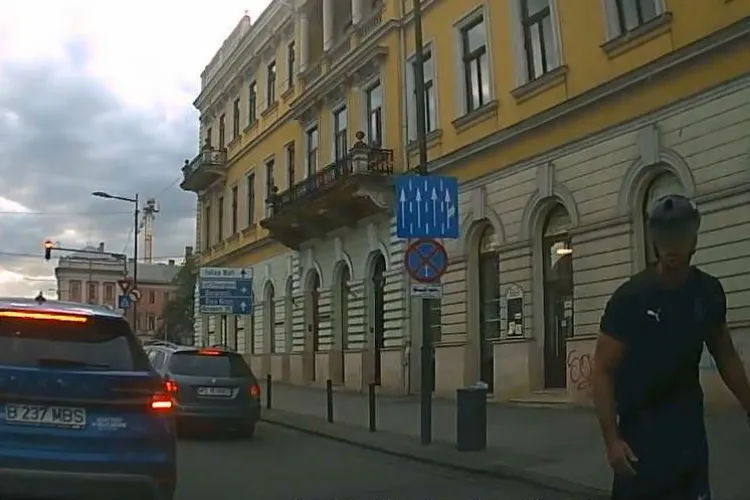 VIDEO Ceartă între un șofer și un biciclist care nu circula pe pista dedicată pe Bd. Eroilor, Cluj: ”Echipamentul e desăvârșit, nu și comportamentul!”