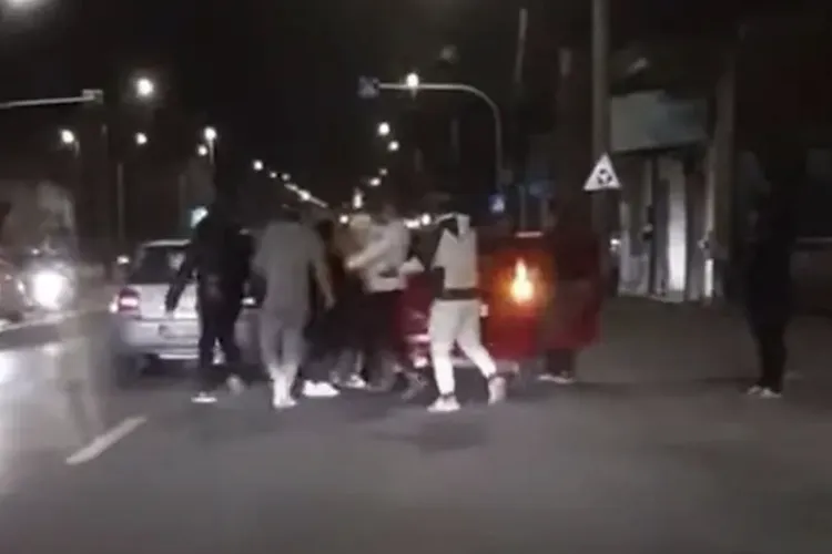 Bătaie brutală în Cluj! Trei bărbați au atacat cu bâte trei persoane pe stradă, printre victime numărându-se și o femeie de 63 de ani