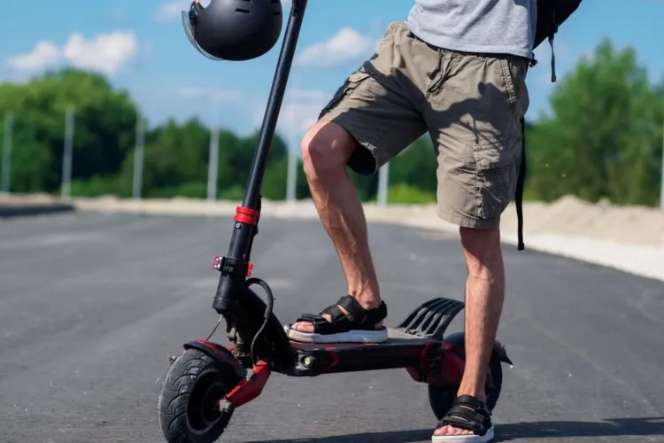 Copii cu trotinete electrice fac legea într-un parc din Cluj-Napoca: „Nu sunteți în măsură să ne atrageți atenția”, le-ar fi spus adolescenții părinților