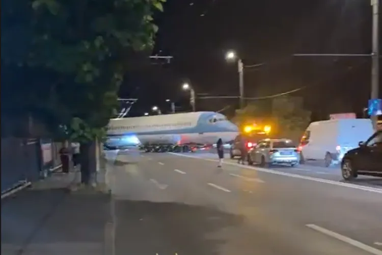 VIDEO. Un avion a „aterizat” azi-noapte pe strada Traian Vuia din Cluj-Napoca și a blocat tot traficul rutier. Ce s-a întâmplat, de fapt