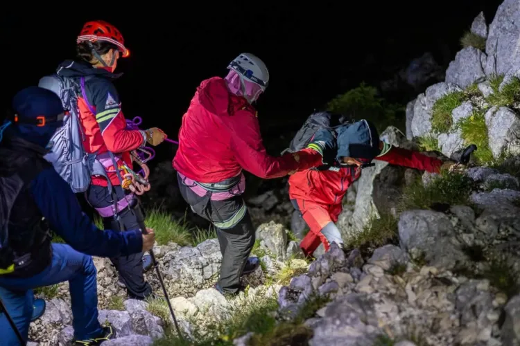 Au plecat într-o drumeție fără lanternă și fără echipament adecvat! Trei turiști străini au fost salvați după o misiune dramatică de șapte ore