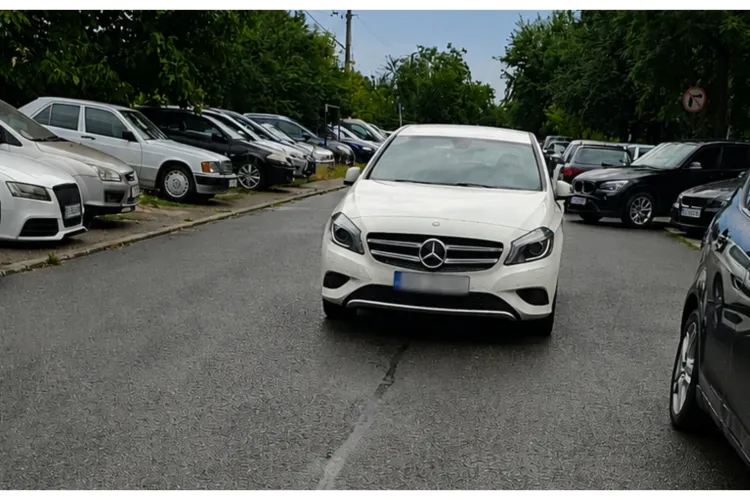 Parcare incredibilă în Cluj-Napoca! Șoferul și-a lăsat Mercedesul chiar în mijlocul drumului: „Ți-ai băgat ceva în ea parcare?”
