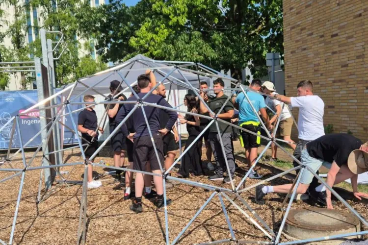 Studenții UTCN construiesc viitorul în Europa! Tinerii de la Facultatea de Construcții au proiectat și ridicat o structură reală în Germania