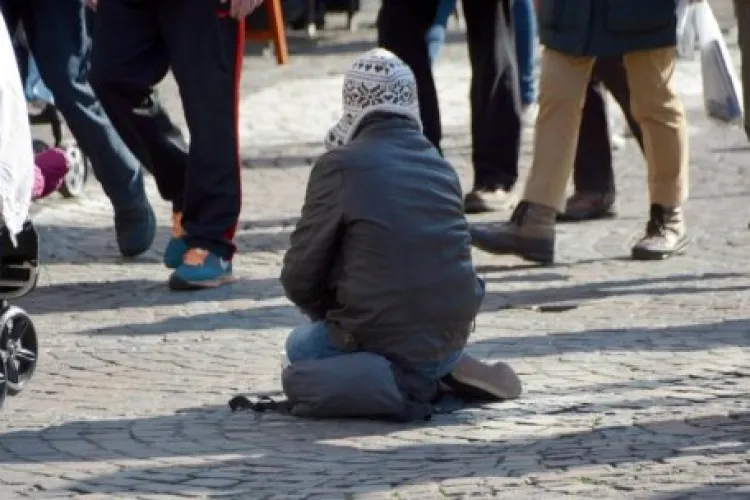 Trotuarul de pe strada Horea, transformat din nou în loc de băut! Clujenii cer intervenție urgentă din partea autorităților locale: „Măsurile nu au efecte”