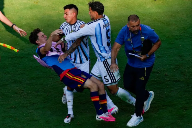VIDEO. Momentul altercației de după finala Cupei Mondiale! Tensiuni uriașe între jucătorii Spaniei și Argentinei, după finalul Spania-Argentina 1-0