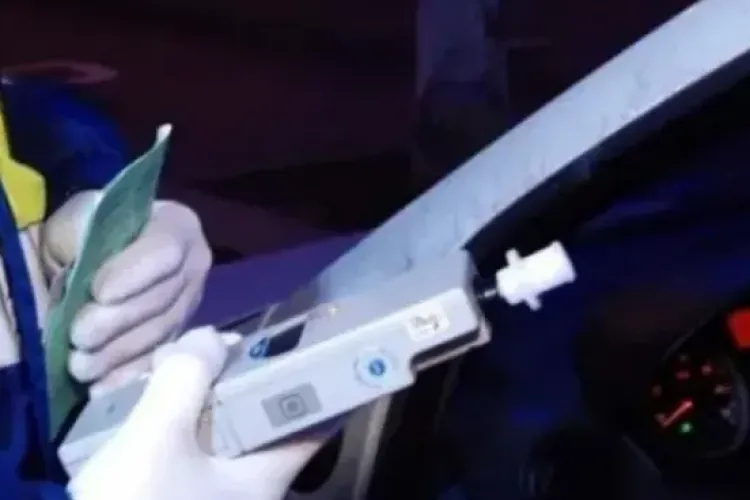 A urcat băut la volan și a fost încătușat! Un bărbat din Cluj, reținut după ce etilotestul a indicat 1,24 mg/l alcool pur