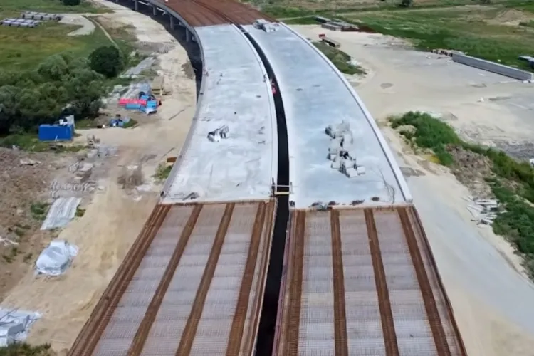 VIDEO. Se vede progresul de la înălțime! Noi imagini din dronă arată cum prinde contur impresionantul viaduct de la Topa Mică, pe Autostrada Transilvania