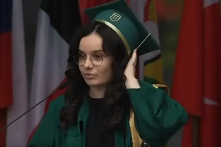 VIDEO. Absolventă de UMF a dat de pământ cu sistemul în discursul de la Festivitatea de absolvire de azi: „Asta nu e medicină”