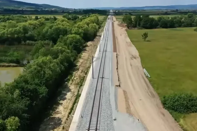 VIDEO. După luni întregi de stagnare, lucrările la Magistrala 300 dintre Cluj-Napoca și Oradea accelerează. Progres record pe lotul Poieni – Aleșd