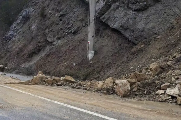 Încă o mașină peste care au căzut bolovani pe Valea Oltului. Drumul Cluj-București, tot mai periculos: „Mă tem foarte tare să mai trec pe acolo” 