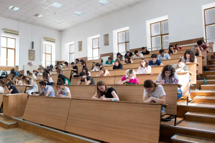 Ce subiecte au avut de rezolvat azi candidații la admitere 2026 la Facultatea de Drept de la UBB Cluj: Vezi grilele și baremele de corectare