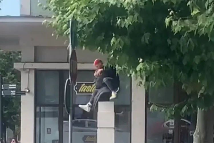 VIDEO. Gest de nesimțit în centrul Clujului! Un tânăr s-a urcat pe statuia din Piața Lucian Blaga din Cluj și a făcut gesturi obscene. Poliția l-a liniștit
