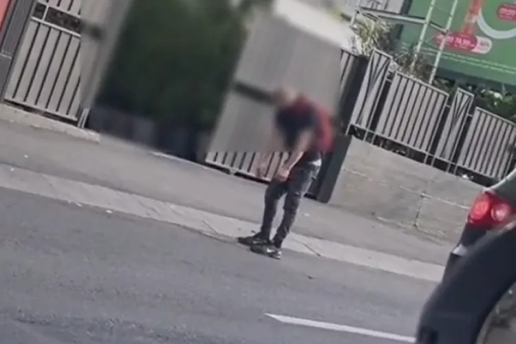 VIDEO. Tânăr, surprins într-o stare alarmantă pe stradă, în centrul Clujului. Martori: „Era complet dezorientat. Putea fi lovit oricând de o mașină”