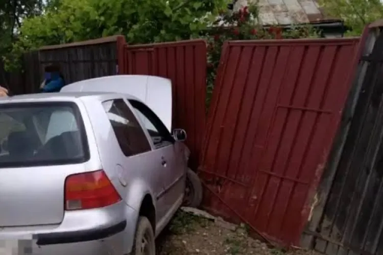 „Smecheraș” clujean s-a urcat la volan fără permis, cu numere false și beat: A intrat cu mașina în gardul unei case, apoi a fugit de la locul faptei!