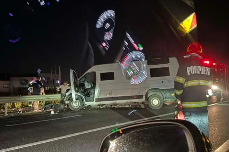 O rulotă și un autoturism, implicate într-un accident la Gilău, Cluj.  Rulota s-a oprit în parapetul lateral al drumului