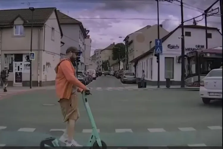 VIDEO. Trotinetist din Cluj, la un pas să fie spulberat de o mașină! Bărbatul a trecut pe roșu și avea căștile în urechi
