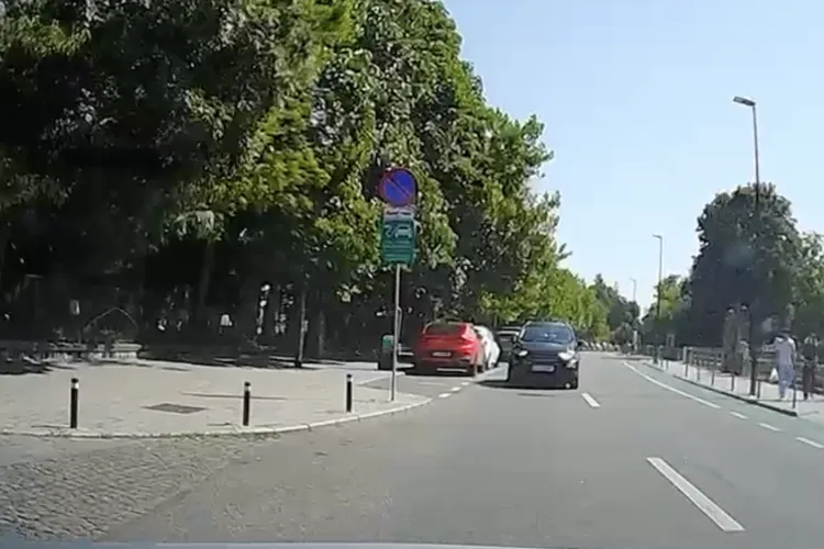 VIDEO. Un șofer s-a „rătăcit” pe interzis în Cluj-Napoca: Circula fără nicio problemă din sensul opus pe o stradă cu sens unic