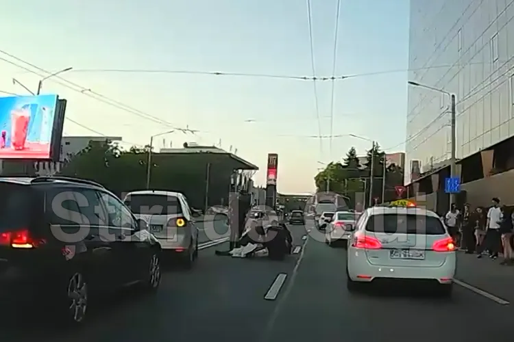 VIDEO. Accident în această dimineață în zona Iulius Mall din Cluj-Napoca. O tânără a fost lovită de o mașină după ce ar fi traversat prin loc nepermis