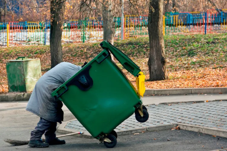 Cum arată o stradă din Cluj după ce trec „vânătorii” de PET-uri! Gunoaie peste tot, iar vecinii sunt disperați: „Trebuie puse sancțiuni că lasă dezastru”