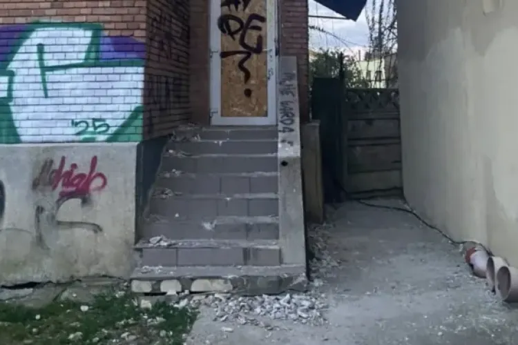 Pericol pentru șoferi într-un cartier din Cluj-Napoca! Cărămizi cad de pe o clădire peste mașinile parcate