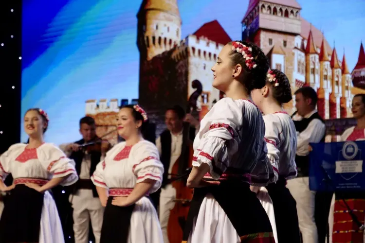 Tradițiile românești au făcut spectacol în Croația. Ansamblul „Mugurelul” al UBB a reprezentat România la un festival internațional de folclor